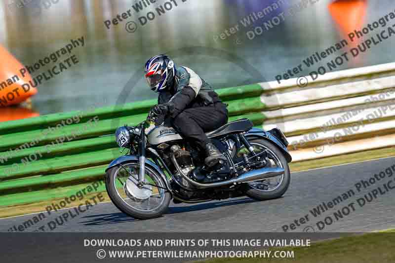 Vintage motorcycle club;eventdigitalimages;mallory park;mallory park trackday photographs;no limits trackdays;peter wileman photography;trackday digital images;trackday photos;vmcc festival 1000 bikes photographs